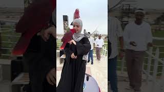 ماريا قحطان مع  طيور صلالة