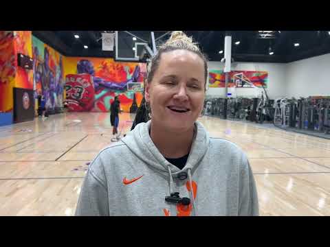 Lynne Roberts explains Kelsey Plum’s leadership style, Cameron Brink’s play & Paige Bueckers’ play