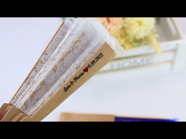 Vídeo relacionado con Regalo Grabado – 100 Abanicos Personalizados de Madera y Tela (PES) | Regalo invitados Bodas, Comunión, Bautizo | Grabado Único en Varilla | Unidades (100)