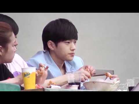 [Fancam] - 110525 - Myungsoo eating chicken @ Pro Baseball League