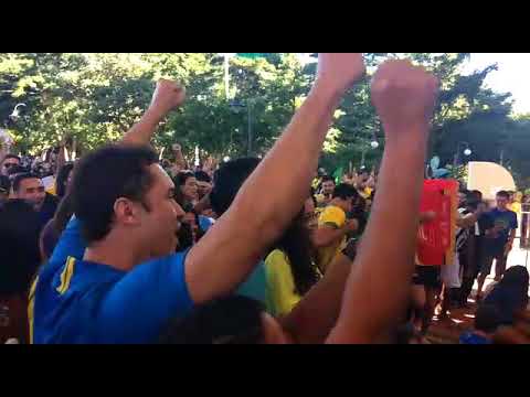 Torcida comemora primeiro gol conta a Sérvia