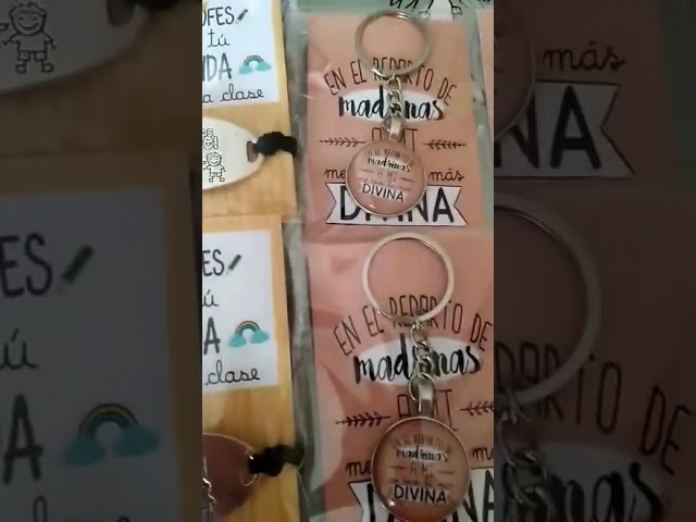 Vídeo relacionado con Regalo maestro decole fin danné,regalo maestro decole,regalo maestro,regalo maestro decole fin danné,llavero maestro, plata, 3 x 3 cm