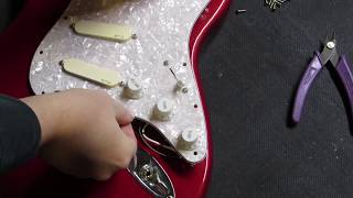 Video thumbnail for EMG DG20 David Gilmour Pickup Upgrade Stratocaster by Kamicosmos