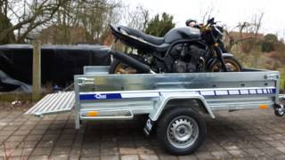 Anhänger Blyss  ( Suzuki Bandit 1200 Motorradverladung )