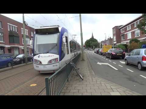 Tramlijn 3 vertrekt van halte Goudenregenstraat richting zijn eindpunt in Loosduinen
