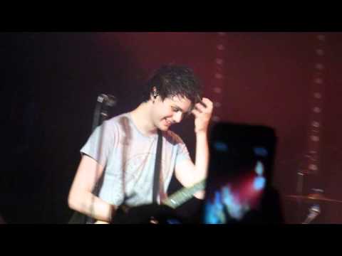 Calum Hood getting sent off stage for swearing - 5 seconds of summer sydney