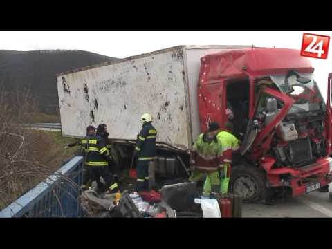 Vyprosťovanie havarovaného kamióna neďaleko obce Slavec (1.4.2015)