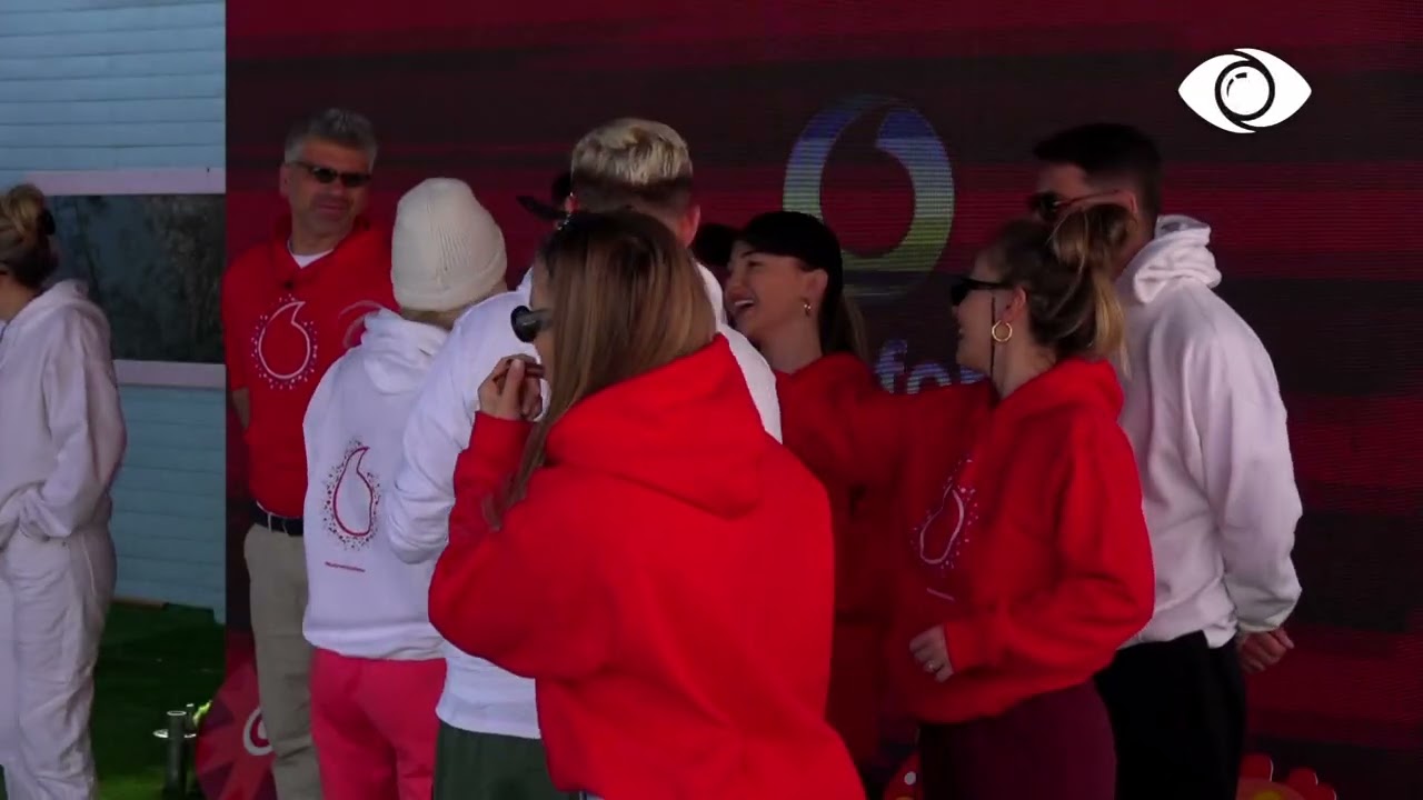 Banorët dalin të bëjnë foto në oborr