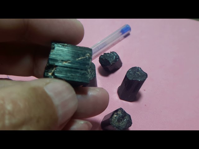 Vídeo relacionado con Wendalern Collar cuadrado de piedras preciosas con colgante de ónix negro, cadena de cuentas doradas, collar cuadrado geométrico de cristal negro, collar de declaración de piedra natal de cristal