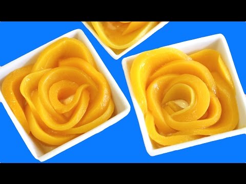 Rosas de melocotón en almíbar sobre crema de queso y yogur