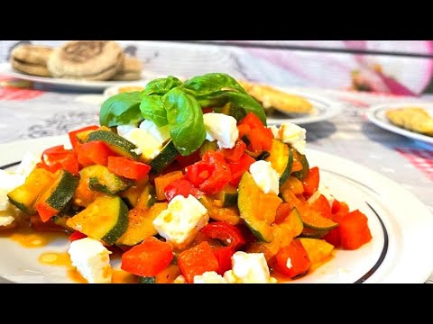 Schnelle Zucchini Paprika Pfanne mit Feta