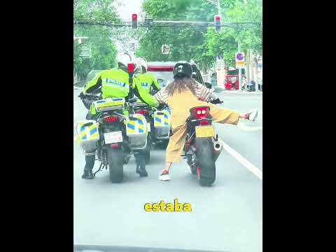 Esta chica encontró el amor perfecto gracias a su moto. 🏍️💕😍#shorts #shortvideo #funny #fyp #fun