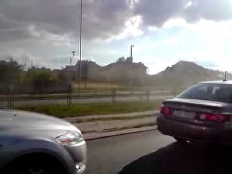 Kielce - cwaniaki objeżdżają korek po ścieżce rowerowej i trawniku