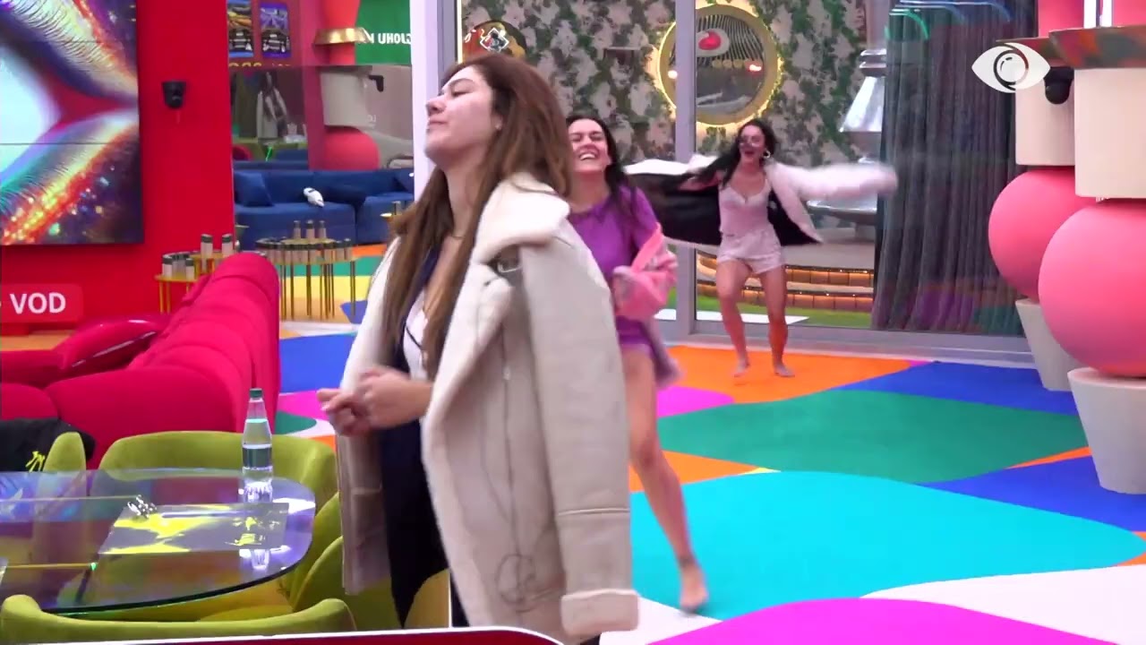 Momente gazmore në shtëpi, Egli dhe Livia kërcejnë së bashku ndërkohë që shijojnë muzikën