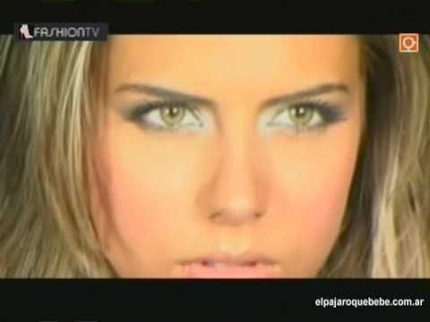 Ana Sofia Henao modelando en bikini