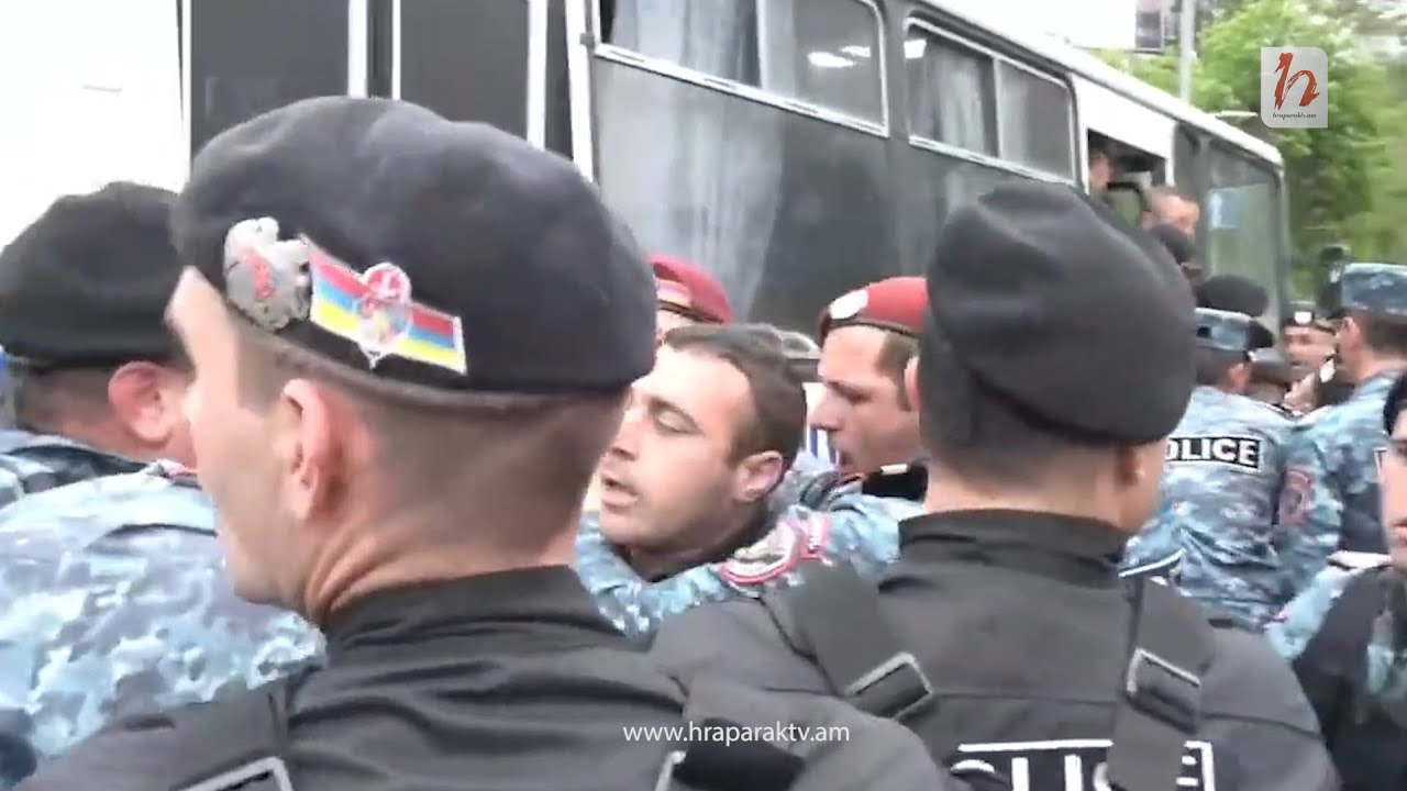 Մոտ մեկ տասնյակ ոստիկան ձեռնաշղթաներով բերման են ենթարկում Գերասիմ Վարդանյանին