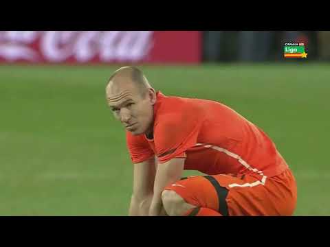 cesc para iniesta, no hay fuera de juego vamos iniesta