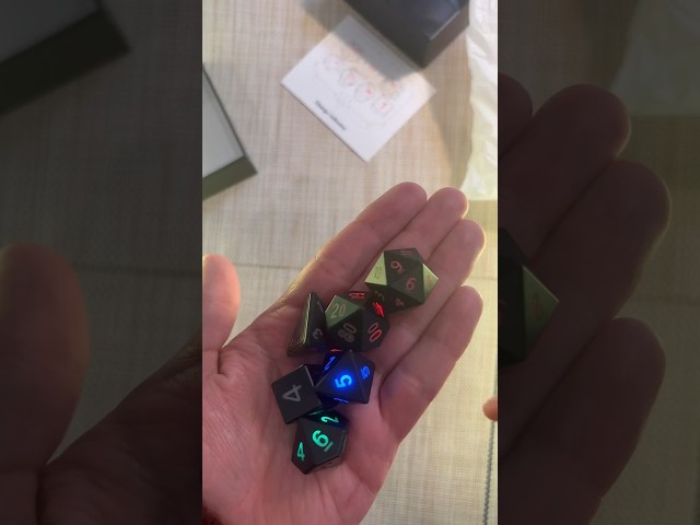 Vídeo relacionado con Sarini Mini Juego de Dados DND,Reloj de Bolsillo Steampunk Hollow Octopus,Regalo DND,Regalos de Mazmorras y Dragones con Caja de Regalo,Accesorios para Juegos de Mesa de rol