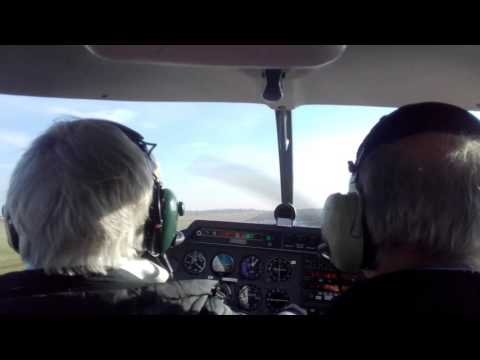 Atterrissage d'un DR400 à l'aéroport de La Rochelle