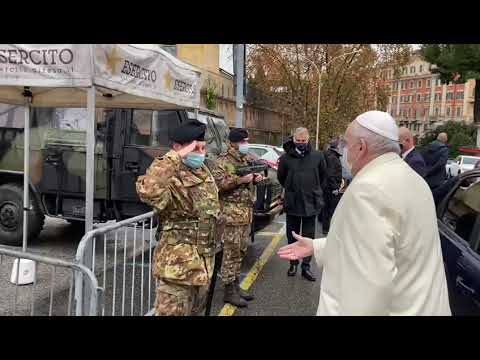 All'Immacolata il Papa si ferma a salutare i militari di "Strade sicure"