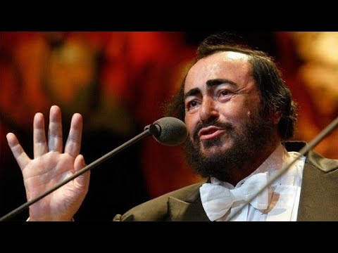 Luciano Pavarotti sings 'Core 'Ngrato'.