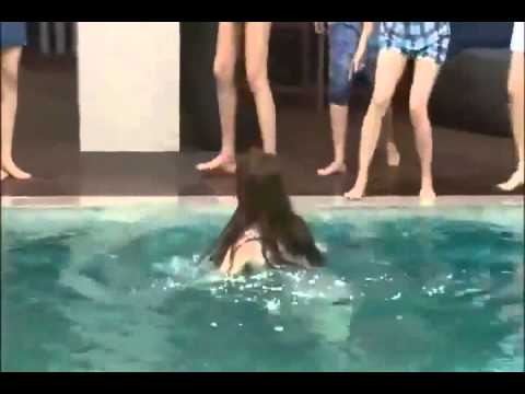 SNSD Sooyoung push hyoyeon in the pool