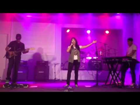 Pollyanna Amaral cantando "Quebrantado"