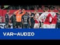VAR | Dumfries glijdt uit en neemt Gustafson mee