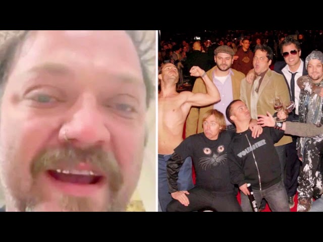 Vídeo relacionado con Jackass Forever Red Skull And Crutches Warning Logo Sudadera con Capucha