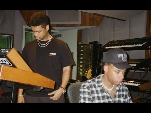 Take a Daytrip making a beat in the studio🔥