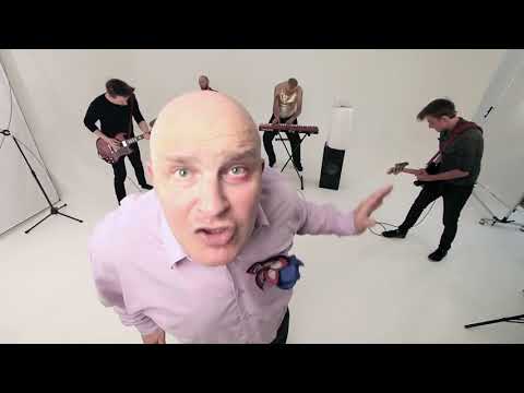 19 WIOSEN - CZŁOWIEK PINGWIN - (Official Video)