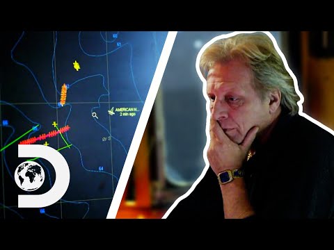 The Northwestern Can't Get A Response From A Suspicious Trawler | Deadliest Catch