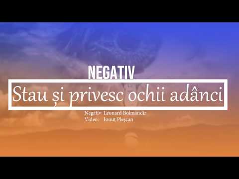 NEGATIV - Stau si privesc ochii adanci
