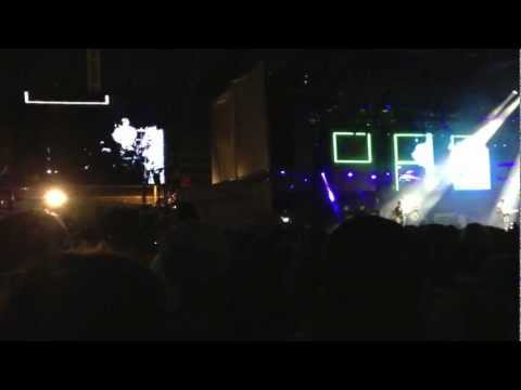 Blink 182 - Violence and Brooks Wackerman Drum Solo HD (Soundwave Brisbane 2013)