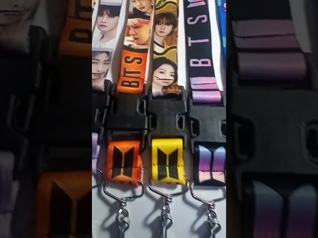 Vídeo relacionado con 4 Piezas Kpop Portatarjetas de Fotos de Acrílico, Llaveros para Tarjetas Fotográficas Porta Credencial,Portatarjetas de fotos Kpop,Expositor de Fotos de ídolos y Tarjeta de Autobús