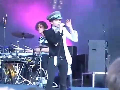 IAMX - You're The Conversation (I'm The Game) live at Brussels Summer Festival 2008