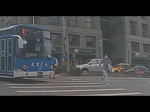 公車司機這樣開車 確定是OK的嗎?