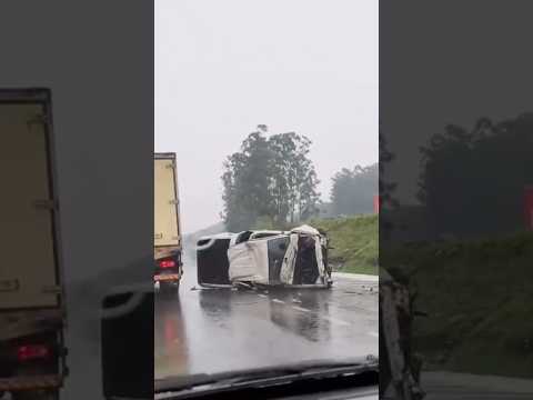 🚨 Amarok FICA DESTRUÍDA na BR-282 em Nova Itaberaba SC – Chovia no Momento!