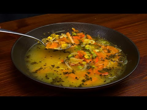 Leckere und duftende mexikanische Suppe mit Erbsen und Mais