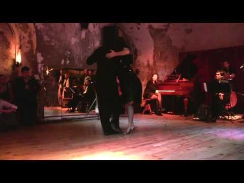 Maria Belen Giachello et Diego Riemer dansent sur un tango de Pugliese