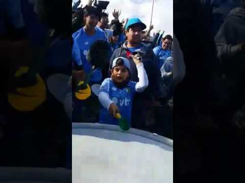 "niño del ohi tocando bombo" Barra: Trinchera Celeste &bull; Club: O'Higgins