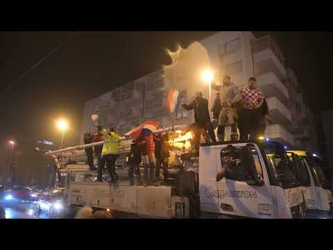 Navijači  u Dubravi slave pobjedu Hrvatske protiv Brazila