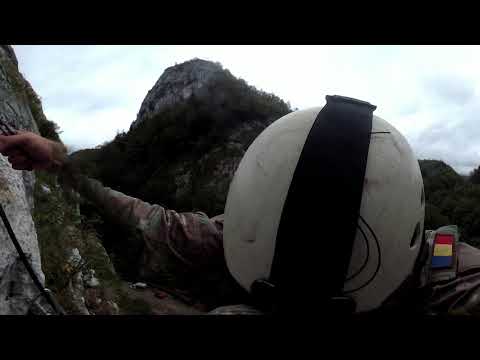 Adrenalină la înălțime! Cursanți la vânători de munte traversează pe brână. N-ai vrea să fii acolo!