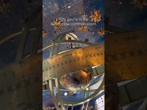 A look inside Ravenclaw’s common room😍 #harrypotter #hogwarts #ravenclaw #universalorlando