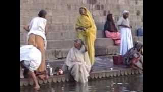 preview picture of video 'A Morning Boat Trip at Varanasi'