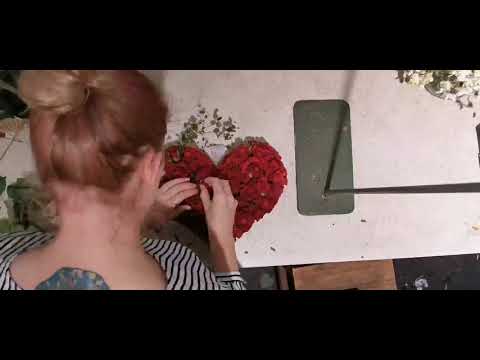 Se hvordan et rosehjerte blir til hos Solstrand Blomster