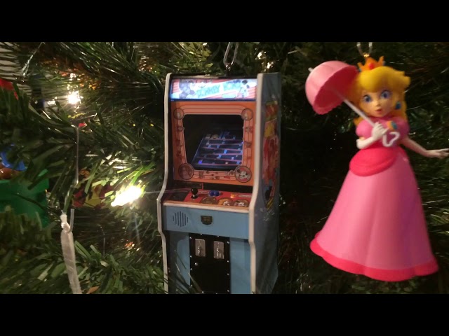 Vídeo relacionado con Hallmark Donkey Kong - Adorno Colgante para árbol de Nintendo, Adorno Colgante de Resina, Adorno Colgante de Navidad, Regalos para Navidad
