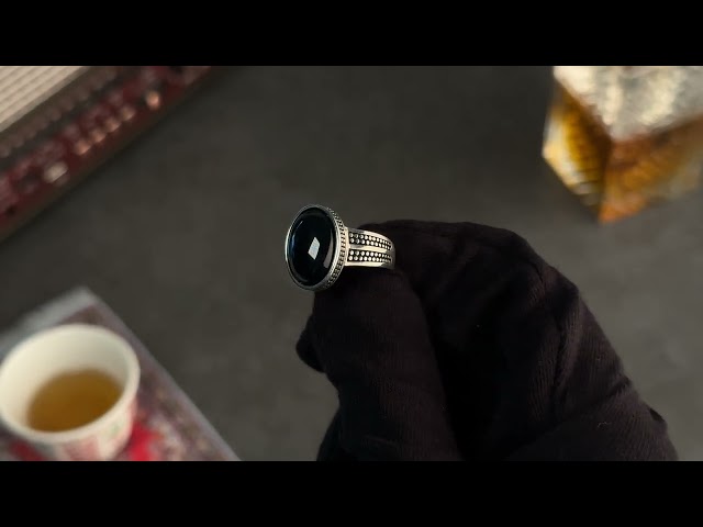 خاتم رجالي فضة مزين بحجر أونيكس أسود بنقوش دائرية