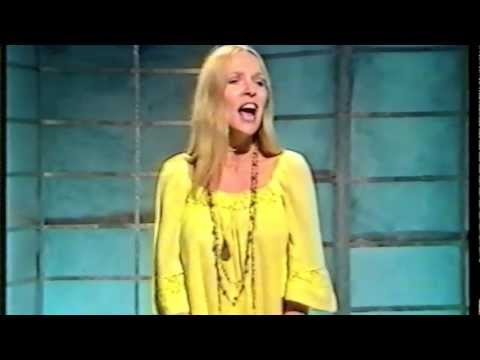 That's Life! N°1 Stephanie De-Sykes