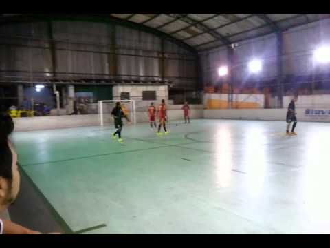 Gol do Henrique na quadra do JAF Casa Verde Futsal